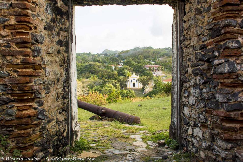 Imagem da vista do forte e ao fundo uma igreja em Fernando de Noronha.